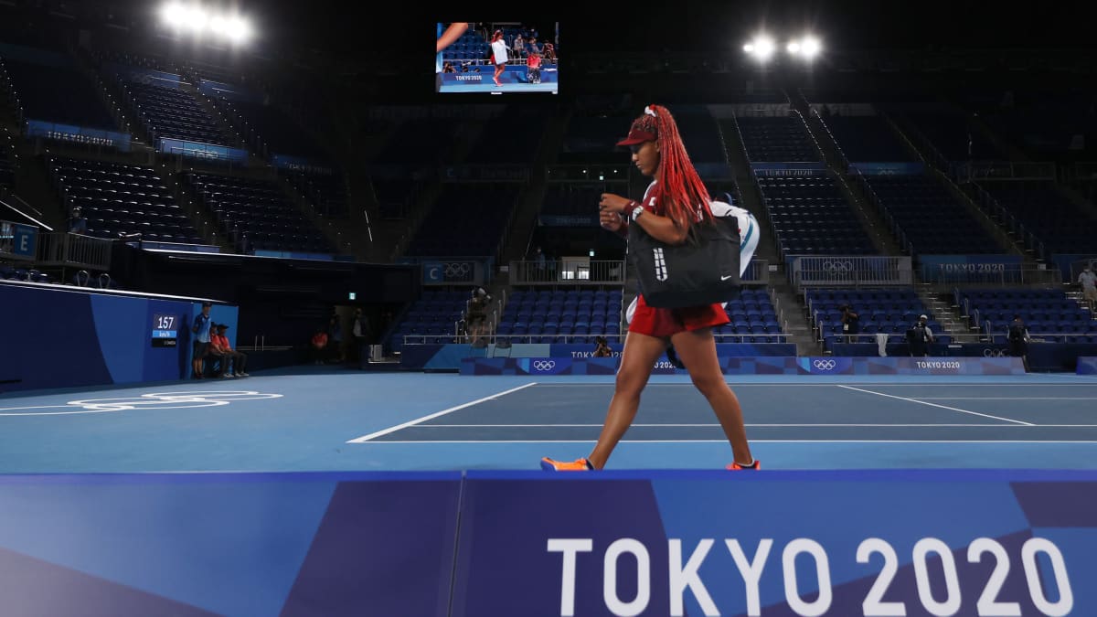 Naomi Osaka kävelee pois tenniskentältä.