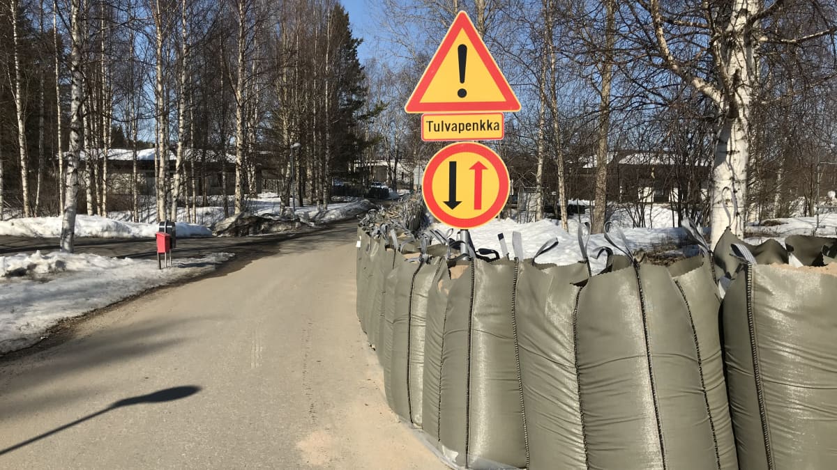 Hiekkasäkkejä tulvapenkkana Rovaniemen Saarenkylässä Halvarinrannassa.