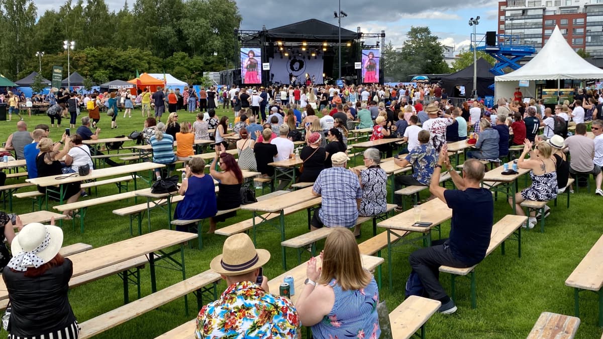Festivaaliväkeä Järvenpää soi -tapahtumassa.