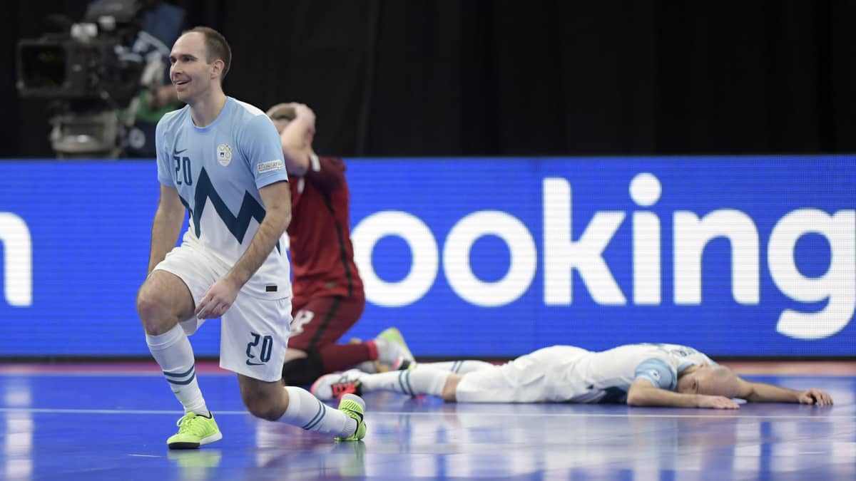 Slovenian pelaajat harmittelivat tolppalaukausta Italiaa vastaan futsalin EM-kisoissa.