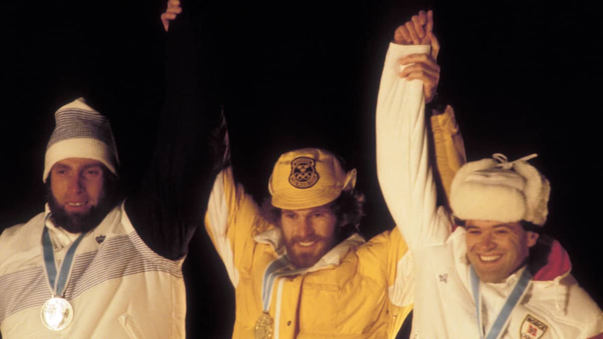 Juha Mieto, Thomas Wassberg ja Ove Aunli Lake Placidin olympialaisten 15 kilometrin hiihtokilpailun palkintojenjaossa.