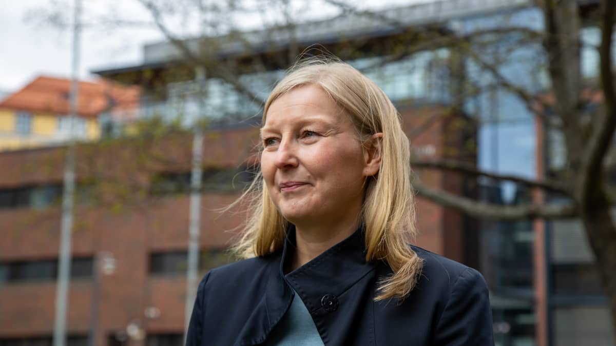 Johtava tutkija Marita Laukkanen valtion taloudellisesta tutkimuskeskuksesta seisoo Economicumin pihalla.