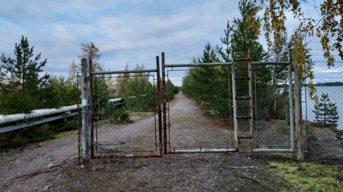 Vanha öljysatama Kuopion Kelloniemessä. Vanhat rikkinäiset portit.