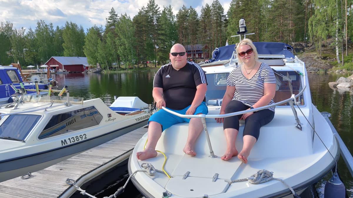 Tiina Hangas ja Jonne Leivo matkaveneensä kannella.