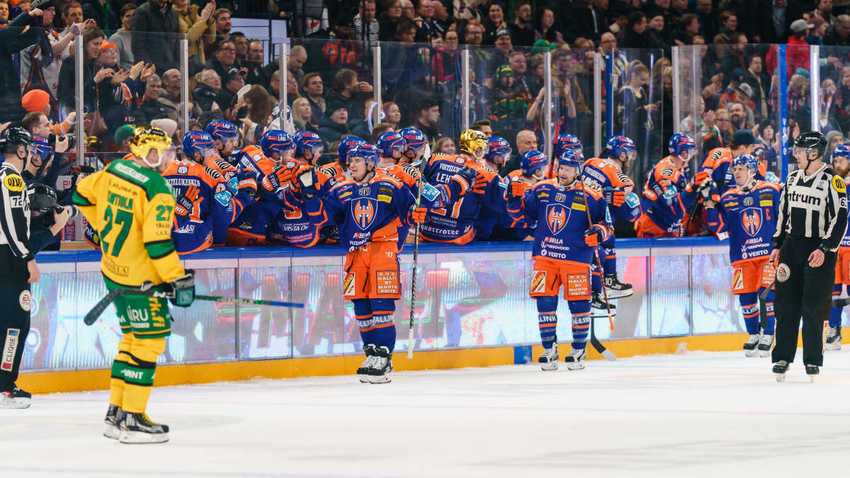 Tappara-pelaajat juhlivat kuvassa