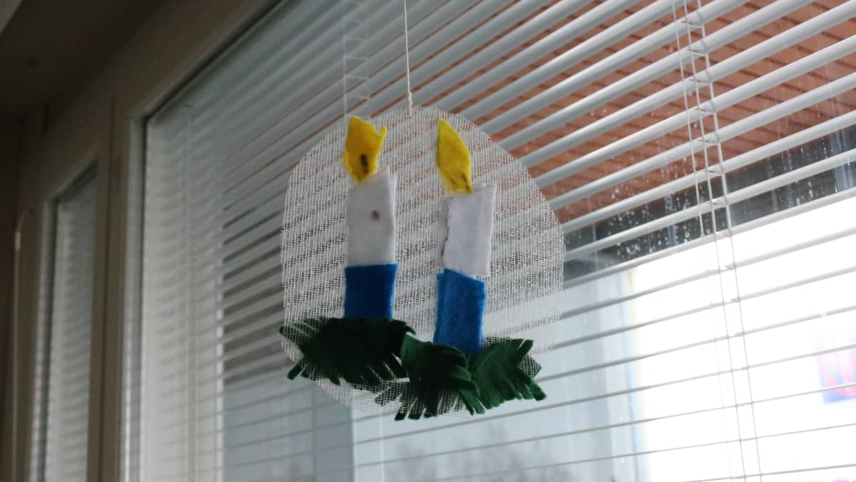 Joulukoriste roikkumassa ikkunan edessä.