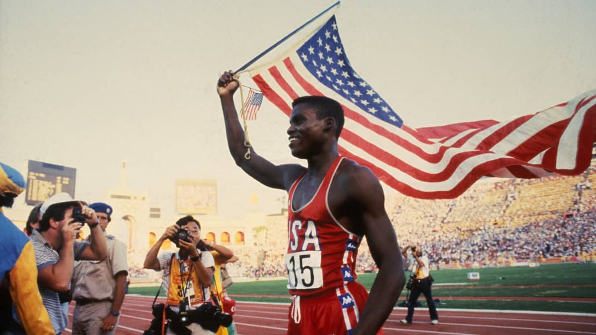 Carl Lewis heiluttaa Yhdysvaltain lippua.