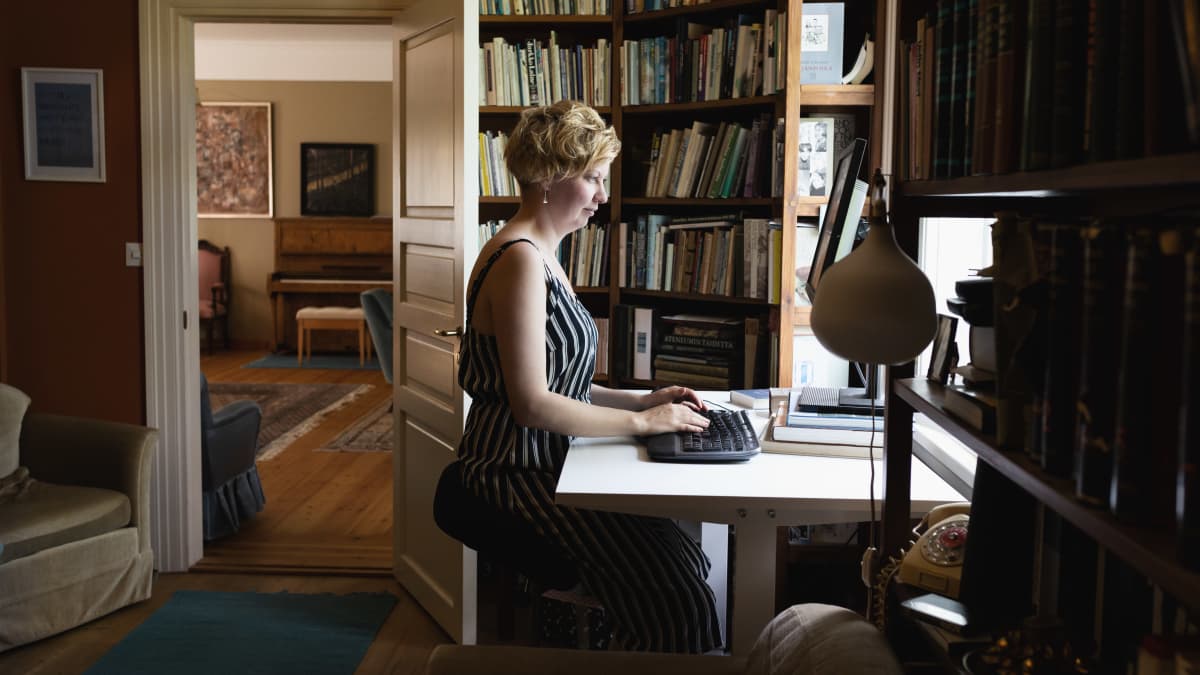 Marianna Kurtto kirjoittaa Eeva Joenpellon kirjailijakodin kirjastossa.