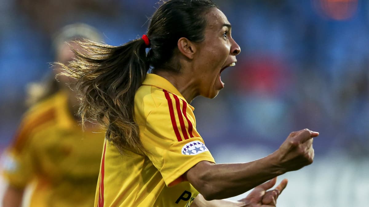 Marta tuulettaa maalia Tyresön paidassa vuonna 2014.
