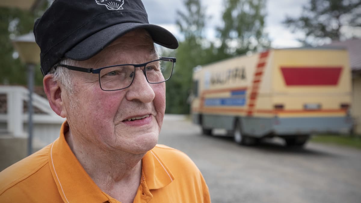 Kauppias Matti Sallinen kauppa-autonsa äärellä.