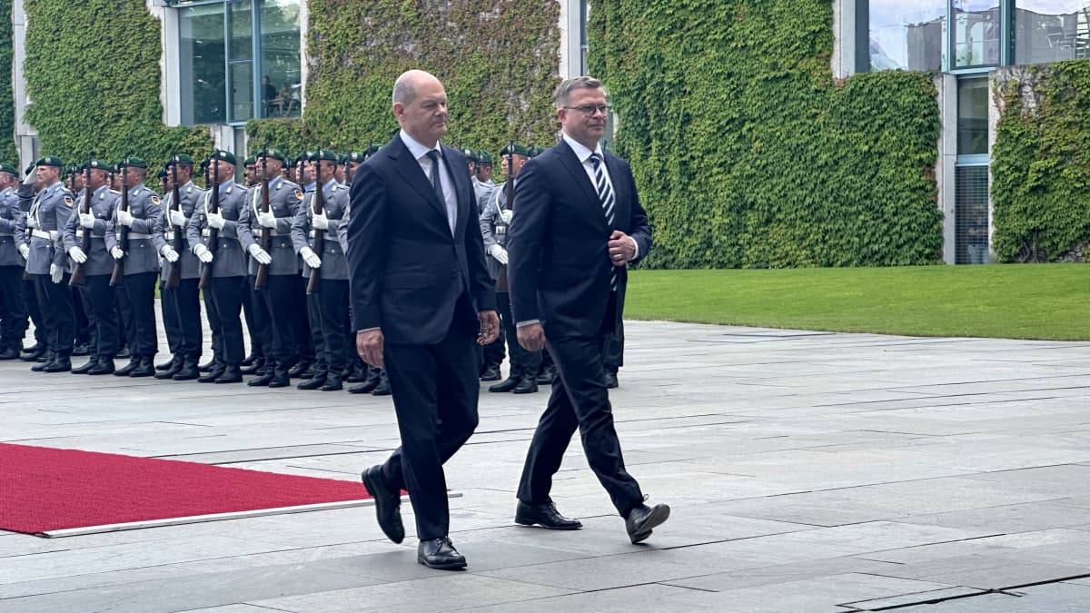 Saksan liittokansleri Olaf Scholtz ja pääministeri Petteri Orpo kävelevät kunniavartioston ohi.