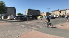 Pyöräilijä lähestyy lainvastaisesti merkittyä pyörätien jatketta Joensuun keskustorin laidalla kesäpäivänä.