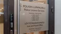 Ovi, jossa teksti Poliisin lupapalvelu, löytötavaratoimisto. 