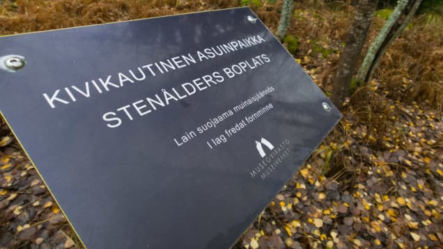 Museoviraston pystyttämässä kyltissä lukee "kivikautinen asuinpaikka".