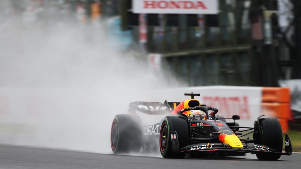 Max Verstappen Suzukan F1-harjoituksissa.