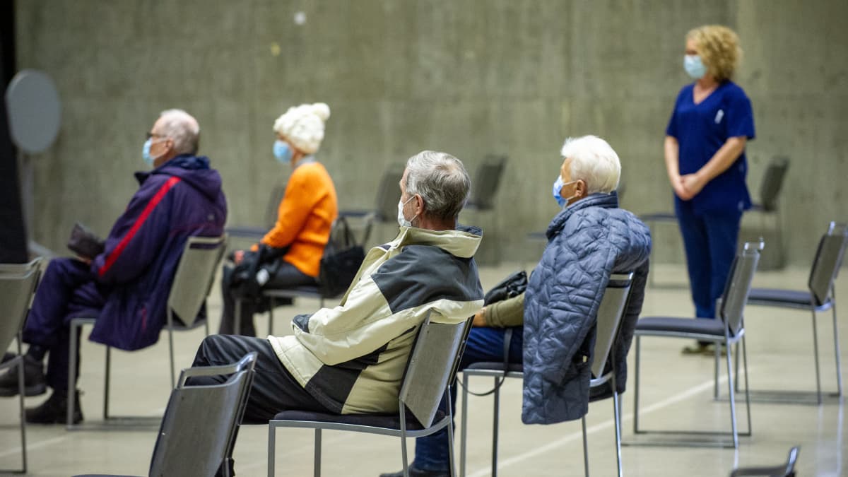 Useat ihmiset odottavat vuoroaan rokotettaviksi Porvossa.18.3.2021.