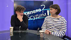 mies ja nainen keskustelevat tv-studiossa.