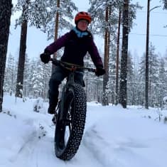 Pyöräilyseura Riden aktiivi Päivi Hautamäki nauttiin talvisen metsän tunnelmasta.
