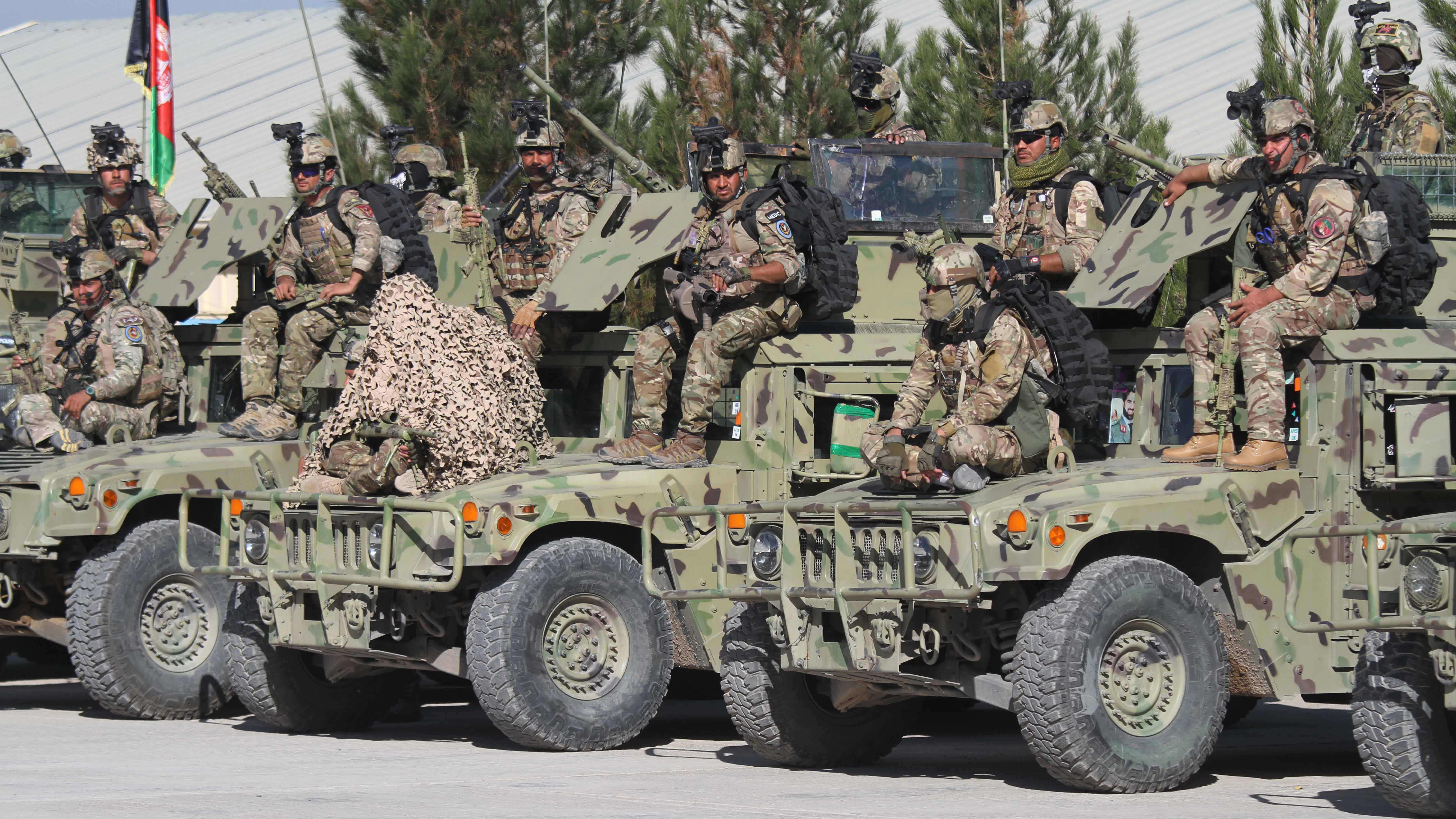 Afganistanin armeijan sotilaita talvikoulutuksessa Heratissa, Afganistanissa lokakuussa 2020