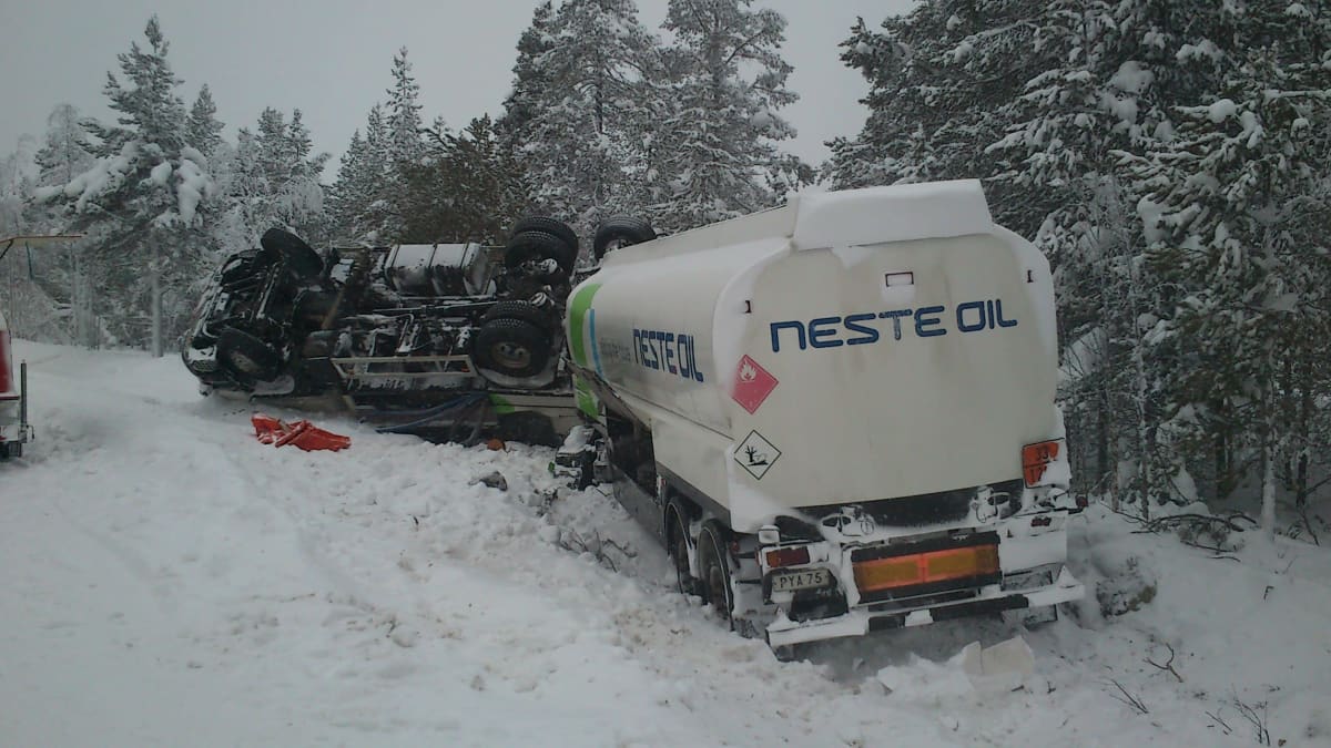 Säiliöautoyhdistelmä ojassa Vähänivassa Palojoensuun yläpuolella. Kuljettaja kertoi väistäneensä vastaan tullutta rekkaa.