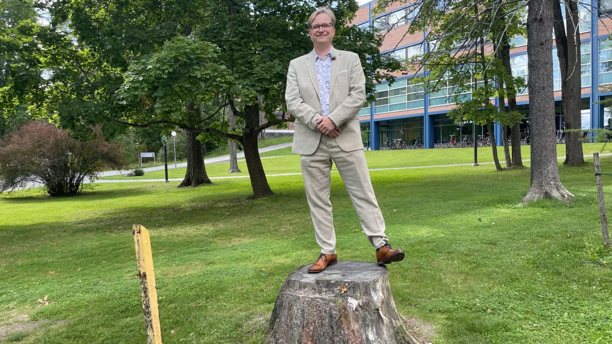 Jyväskylän yliopiston rehtoriksi on valittu Jari Ojala, seisoo vanhan tammen kannon päällä.