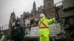 Ottawan kaupungin työntekijät poistivat mielenosoittajien julisteita 17.2.