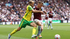 Teemu Pukki taisteli pallosta Aston Villan laitapakin Lucas Dignen kanssa Valioliigan ottelussa 30.5.2022.