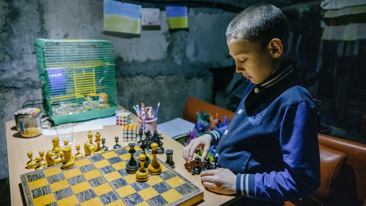 Timothy, 8, tykkää piirtämisestä ja asuu Kutuzivkan kylässä Harkovan luoteispuolella.