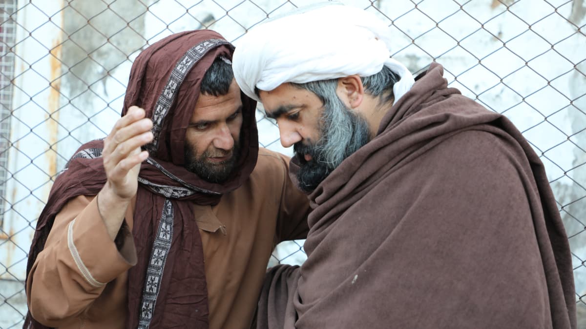 Kaksi miestä keskustelee Kandaharin keskusvankilassa.