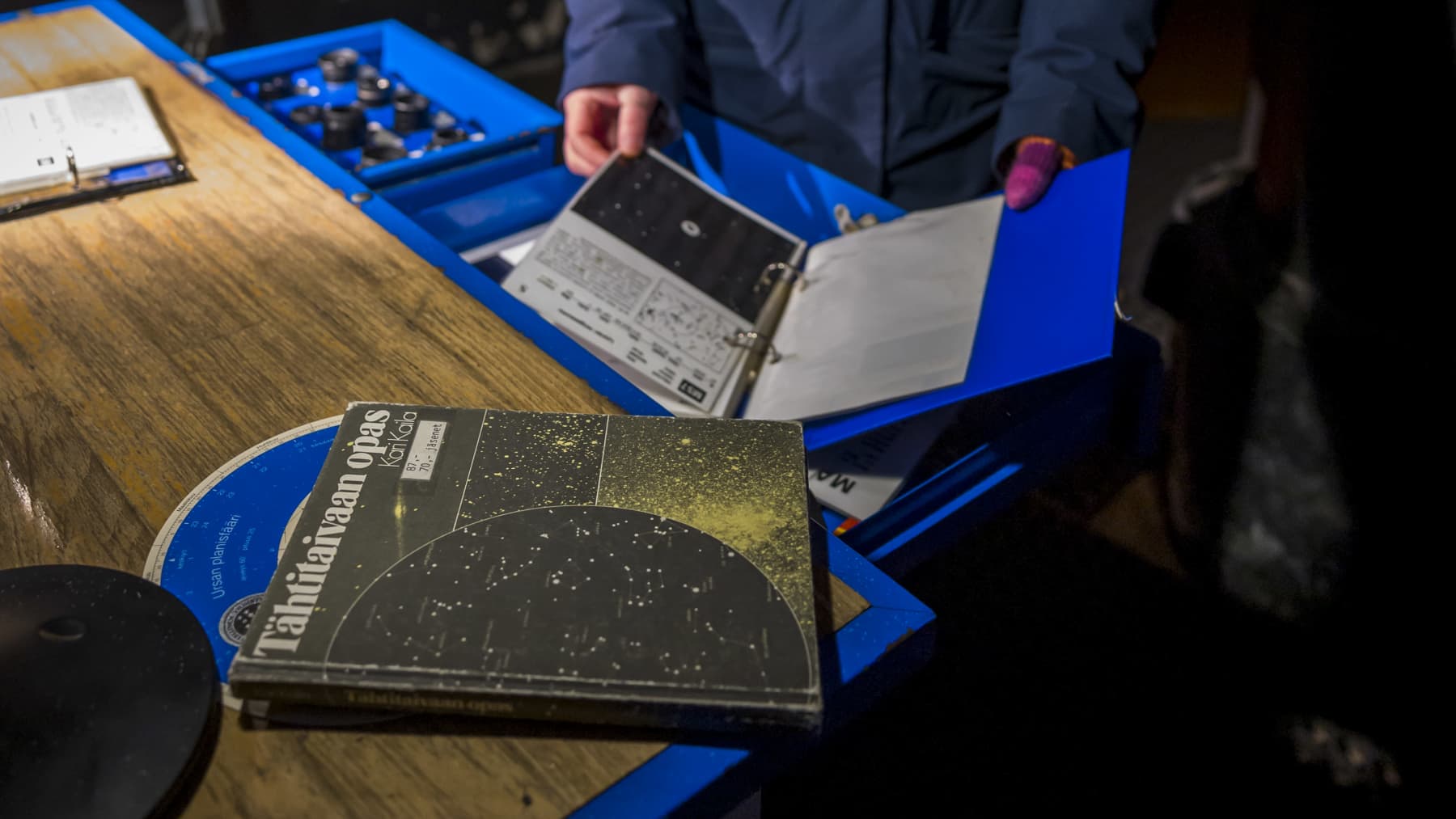 Tähtiharrastaja Jonna Rintamäki Helsingin tähtitorninmäen observatoriossa