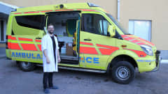 Ylilääkäri Antti Sotka seisoo Ukrainaan toimitettavan ambulanssin edessä Etelä-Karjalan keskussairaalan pihalla.