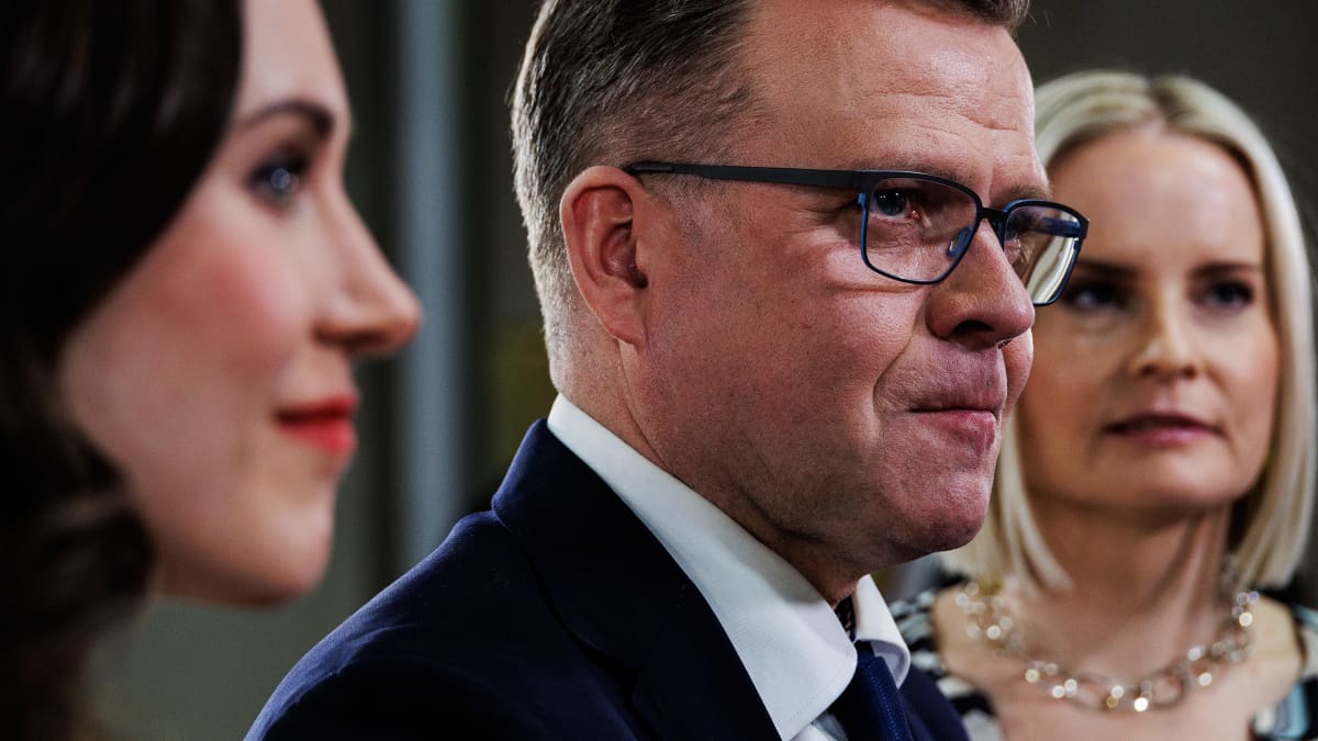 Flowers, tears and hot dogs: Finland's historic election night in photos |  News | Yle Uutiset