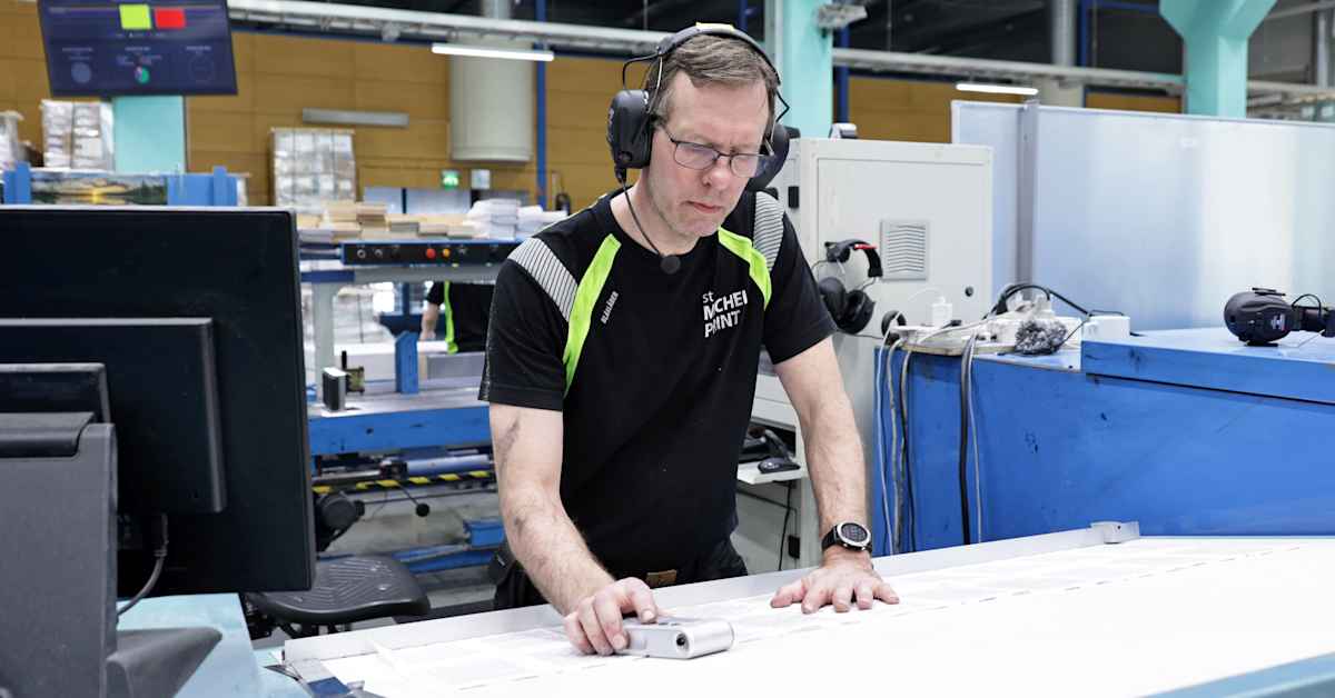 Kirjapaino Suomessa painaa koneet punaisina Raamattuja Ukrainaan – jo miljoonia lähtenyt