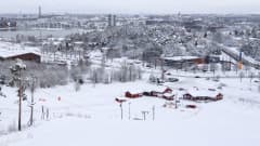 Hirvensalon hiihtokeskuksen lumiset rinteet Turussa. 