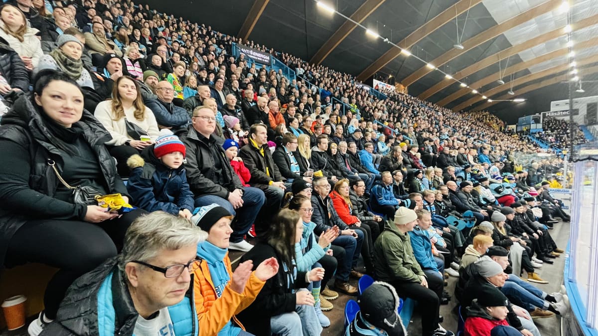 Katsomontäydeltä ihmisiä Lahden Isku Areenalla.