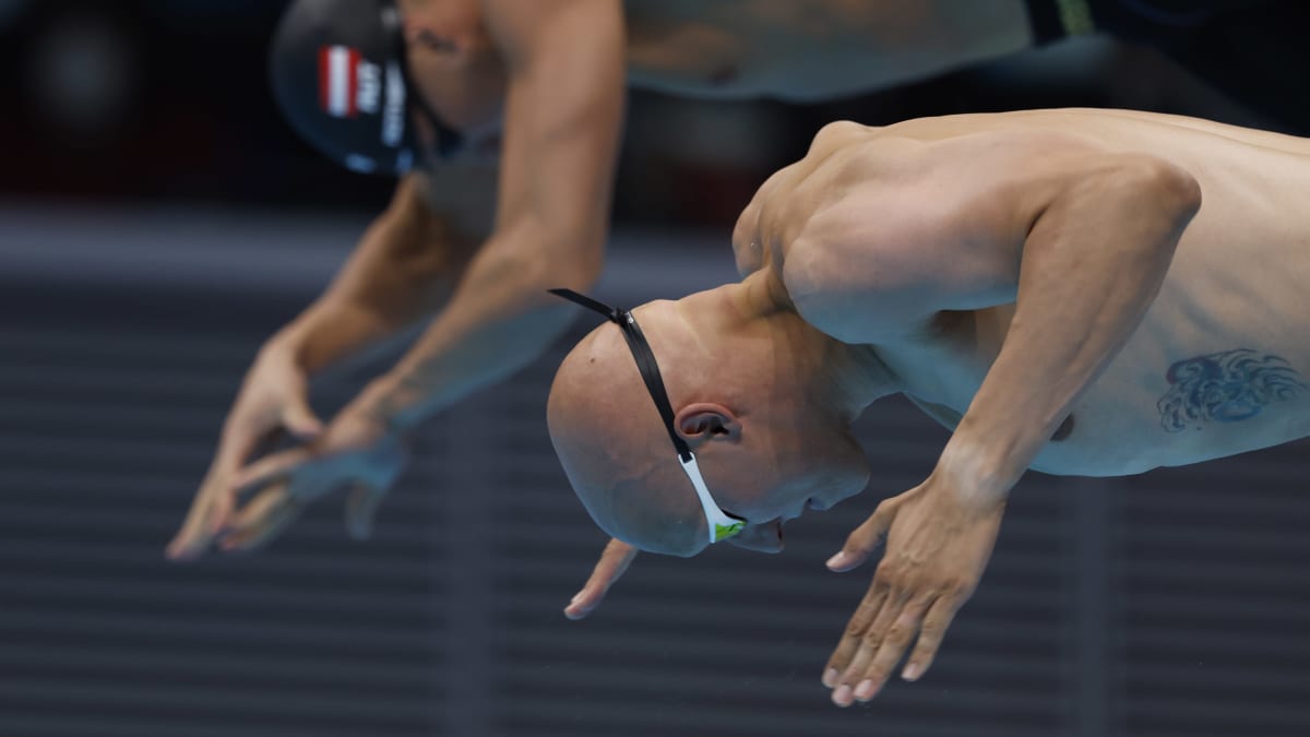 Matti Mattsson hyppää altaaseen Tokion olympialaisissa