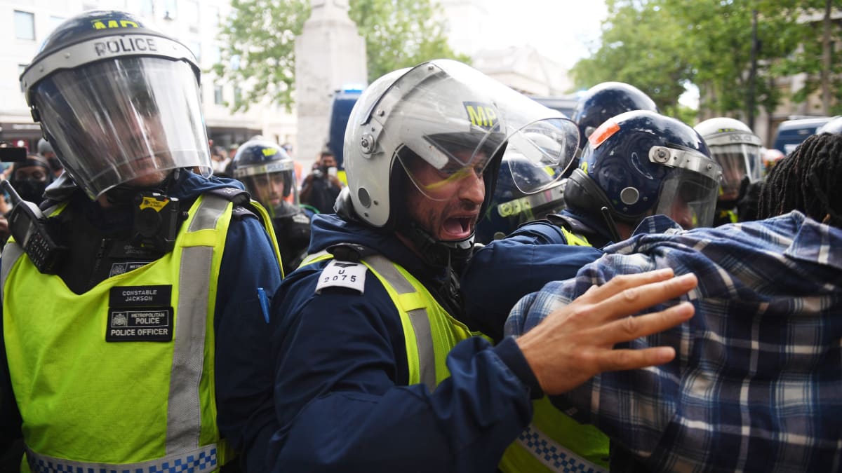 Poliisin ja mielenosoittajien välistä käsikähmää Lontoossa 13. kesäkuuta.