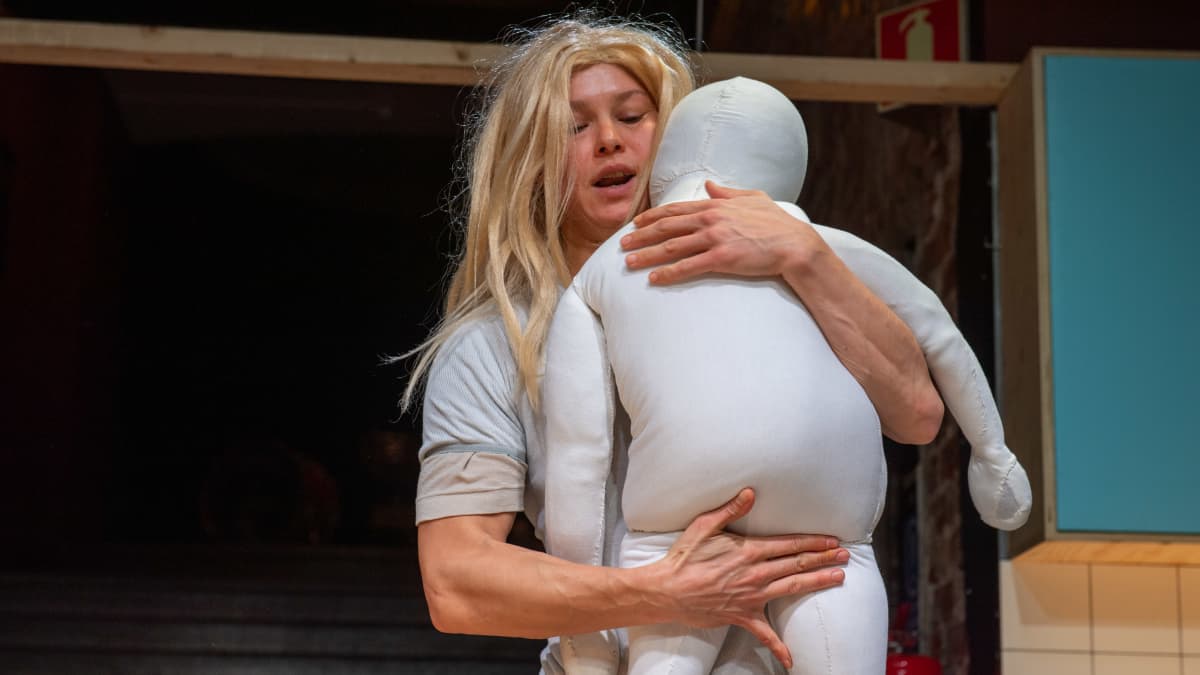 Ruusu ja Seidi Haarlan harjoituksessa Kom-teatterissa.