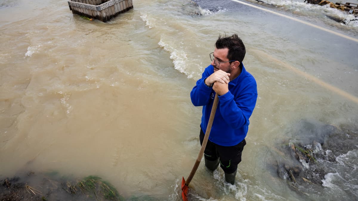 Maanviljelijä tulva-alueella Emilia-Romagnassa.
