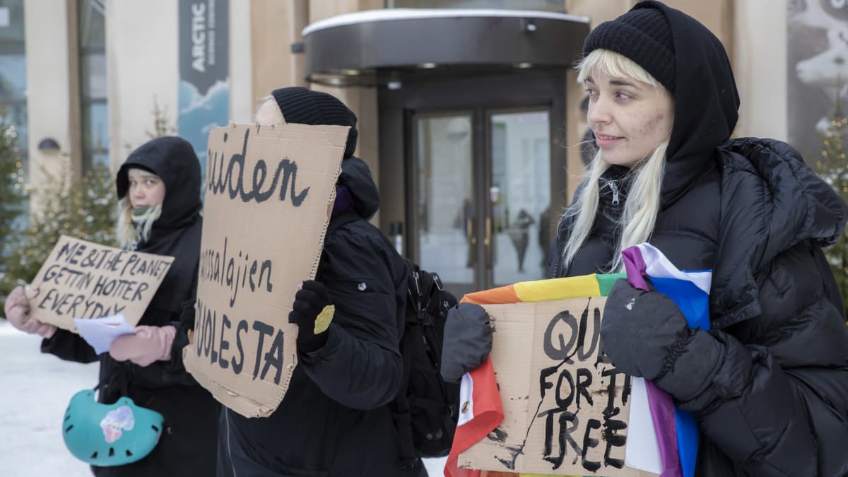 Metsäliikkeen aktivistit osoittavat mieltänsä Arktikumin edessä Rovaniemellä.