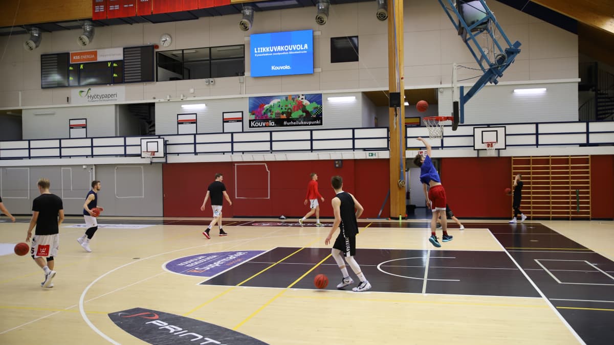 Kouvolan urheiluakatemian pelaajia koripalloharjoituksissa Mansikka-ahon urheiluhallilla Kouvolassa.