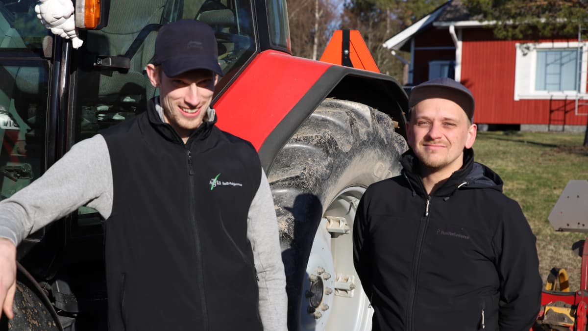 Perttu Perälä ja Jukka-Pekka Mäkelä traktorin vieressä