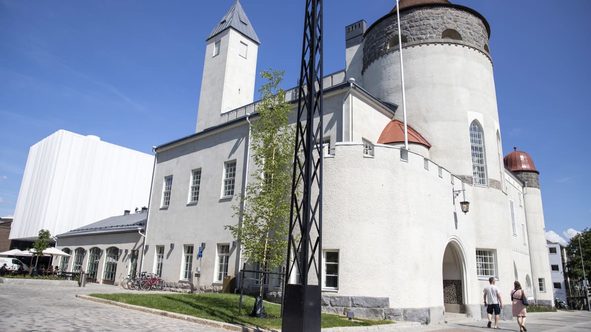 Intendentti Pekka Kankkunen esittelee uusitun museon tuoreimman historiallisen löydön.