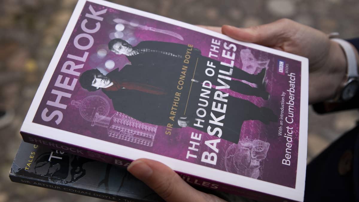 Sherlock Holmesin Baskervillen koira -kirjan uusi kansi, jossa Benedict Cumberbatch.