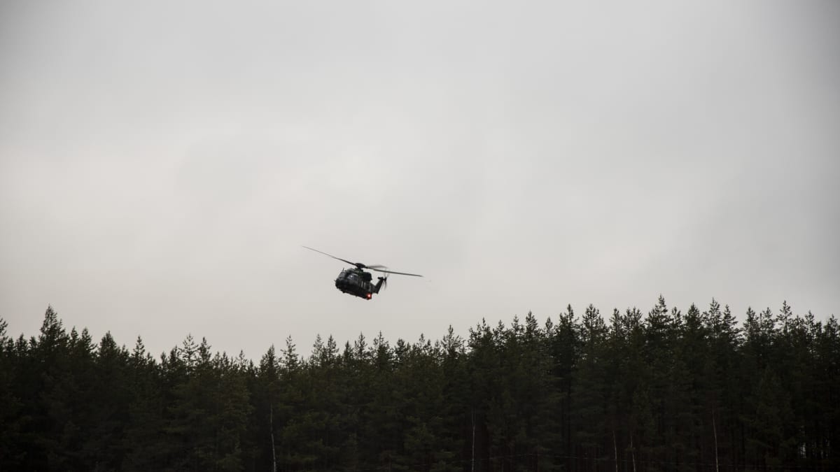 Puolustusvoimien helikopteri.