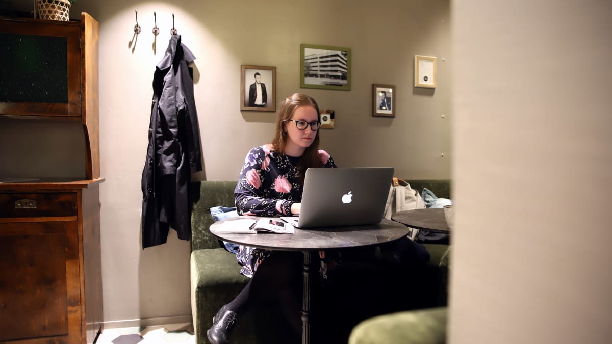 Sosiaalipsykologian opiskelija Anni Sepponen läppärinsä ääressä kahvilassa Lahdessa.