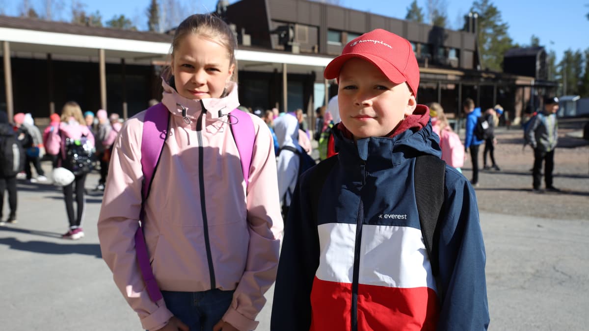 Janika ja Oliver Raunio palasivat hyvillä mielin lähiopetukseen Ilmajoella Ahonkylän koululla.