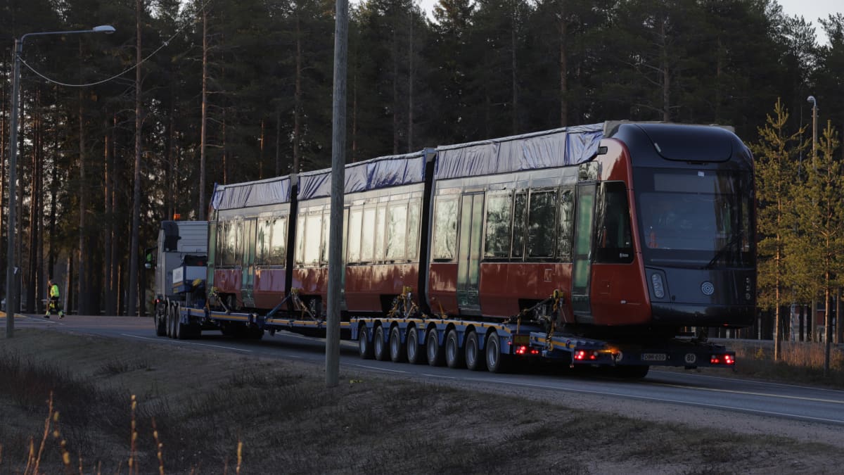 Raitiovaunu lavetilla, matkalla kohti Tamperetta Mainualla.