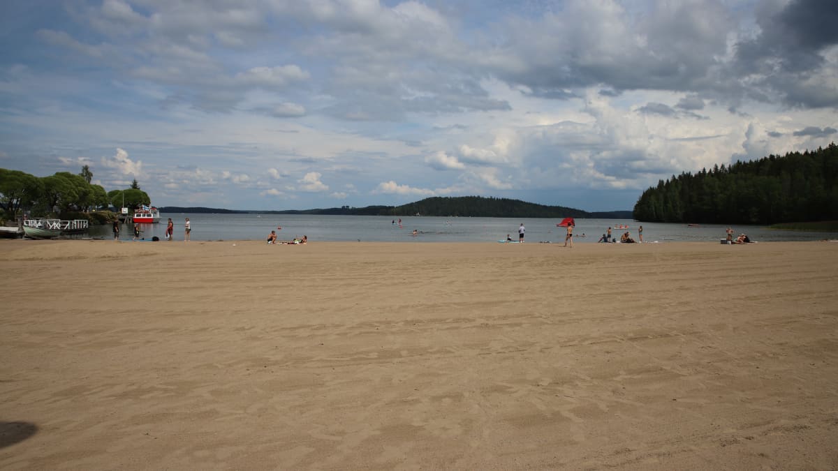 Aurinkoinen päivä on tuonut uimareita Messilän rannalle.