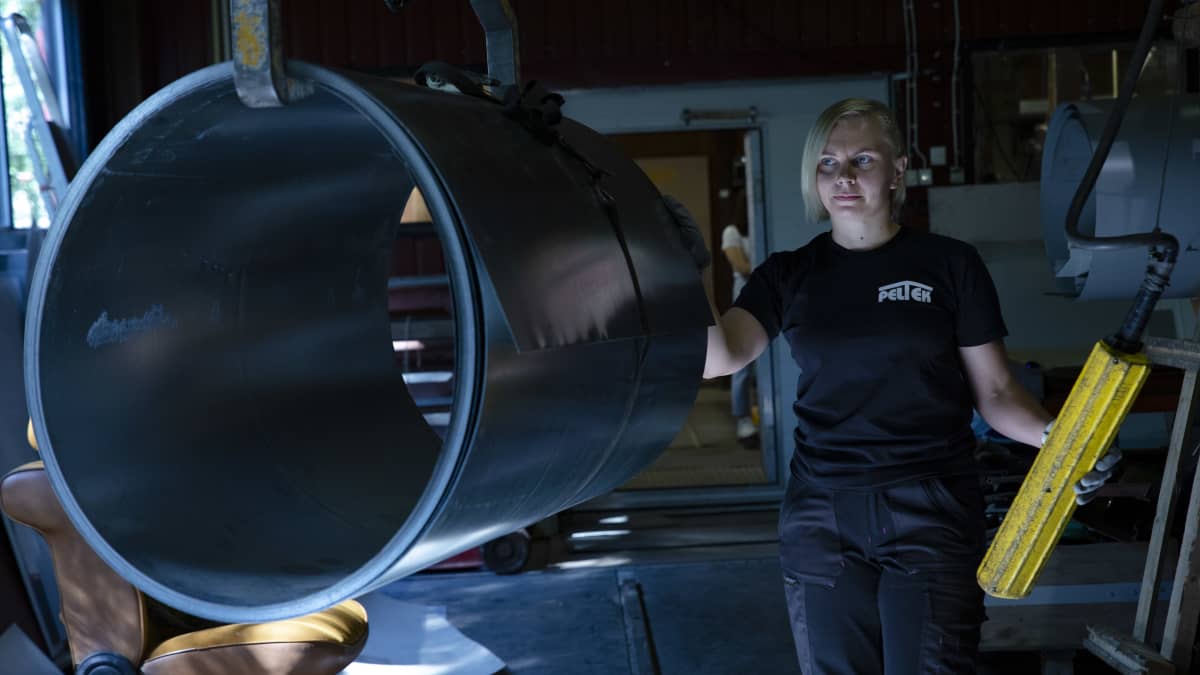 Ida Kähkönen ohjaa kuljetinta keltaisella ohjaimella.